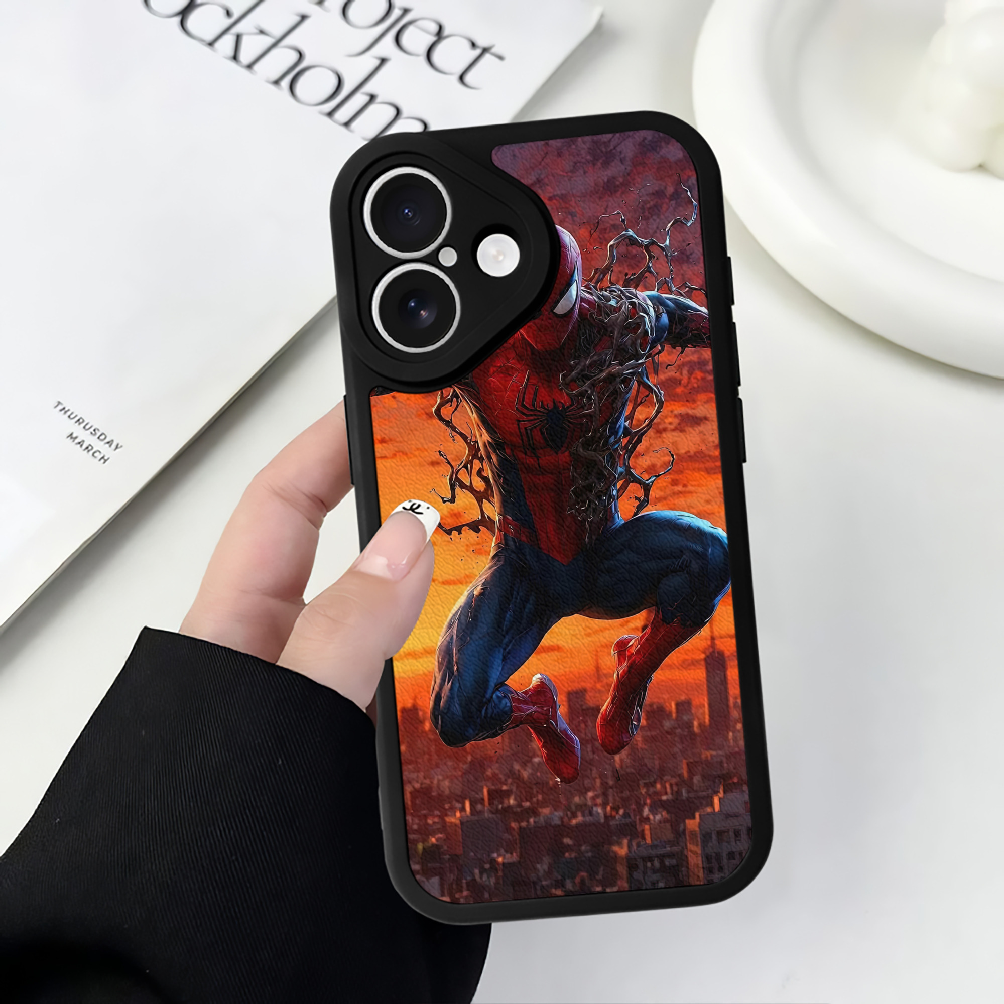 （画像用） Spider Man スパイダーマン 【iPhone 16シリーズ対応】シリコンスマホケース（レザー調） 材質：シリコン
